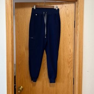 Small petite Zamora jogger figs scrub bottoms.